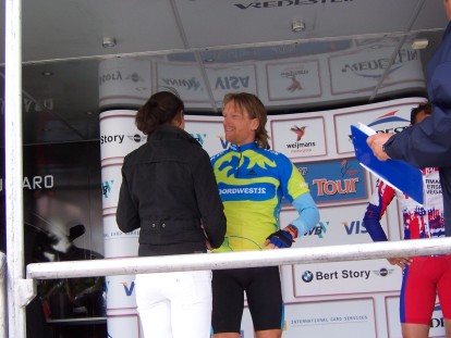 Ronald, in Nika Lanka kleding, op het podium.
